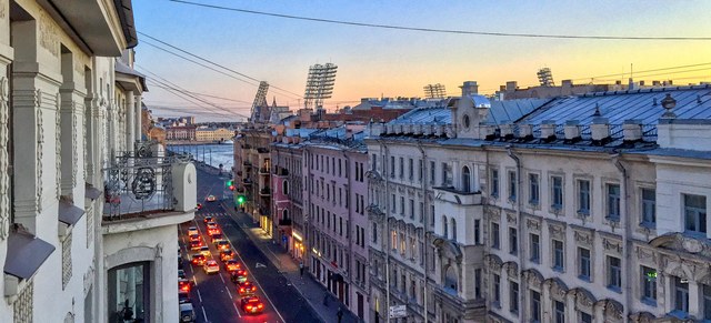 Студия с балконом на Неву — Вид вдоль улицы с высоты, вечер, Санкт-Петербург