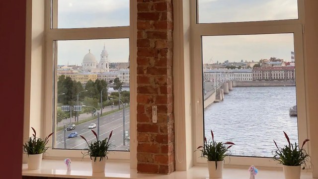 Студия с видом на Тучков мост — Два окна, Нева и Тучков мост; кирпичные откосы, Санкт-Петербург